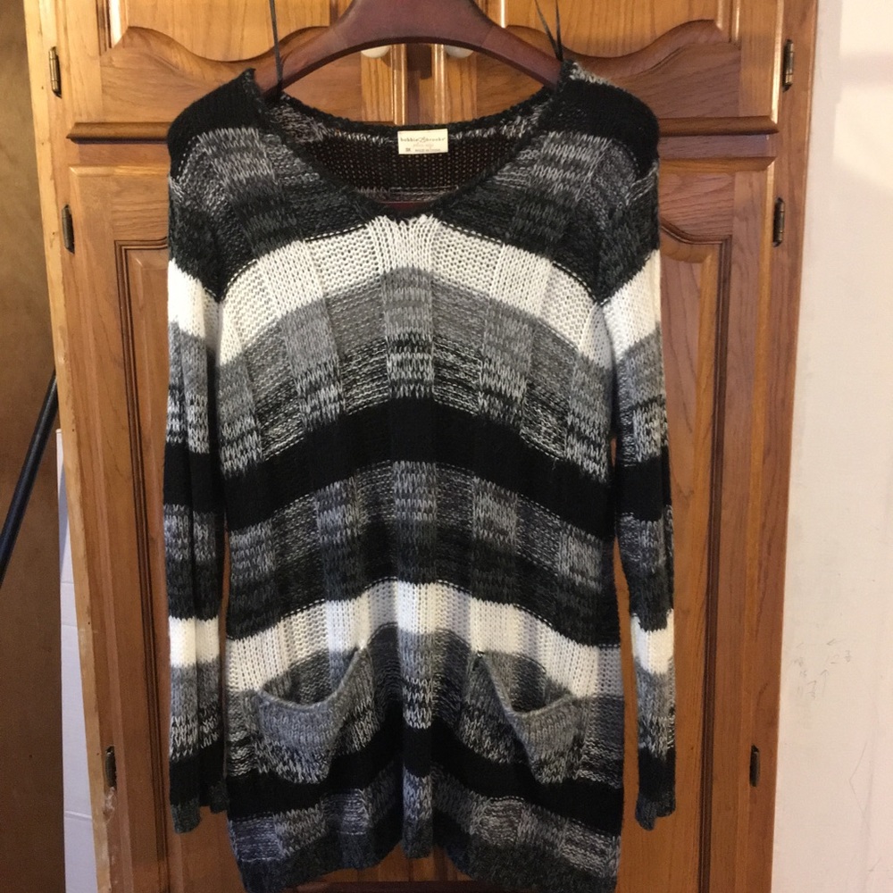 Women’s plus size black and white pocket sweater
